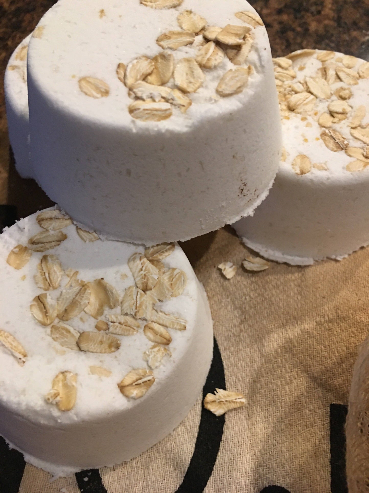 Old Fashioned Natural Oatmeal 
Bath Bomb